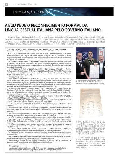 Una pagina di una newsletter con un articolo intitolato "Il governo italiano avanza verso il riconoscimento formale della lingua dei segni italiana", accompagnato da una foto di tre uomini che tengono un documento. Humberto è alla tua sinistra.