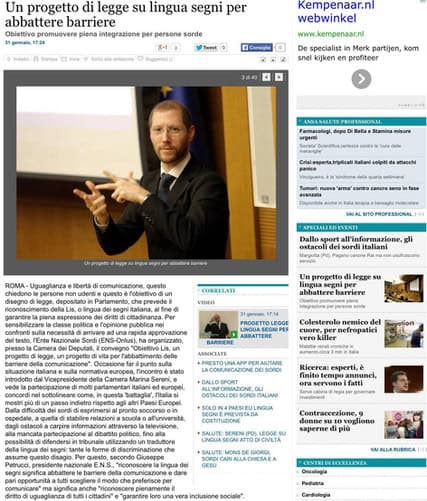 Humberto, in abito formale, sta facendo una presentazione durante un seminario, utilizzando la lingua dei segni. Sullo sfondo, una diapositiva con contenuti informativi è proiettata. L'immagine successiva mostra il layout di un articolo di giornale con testo in italiano.