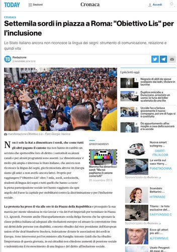 Una pagina di un sito web di notizie mostra un articolo su un grande raduno pubblico in una piazza della città, con una figura femminile centrale che si rivolge alla folla.