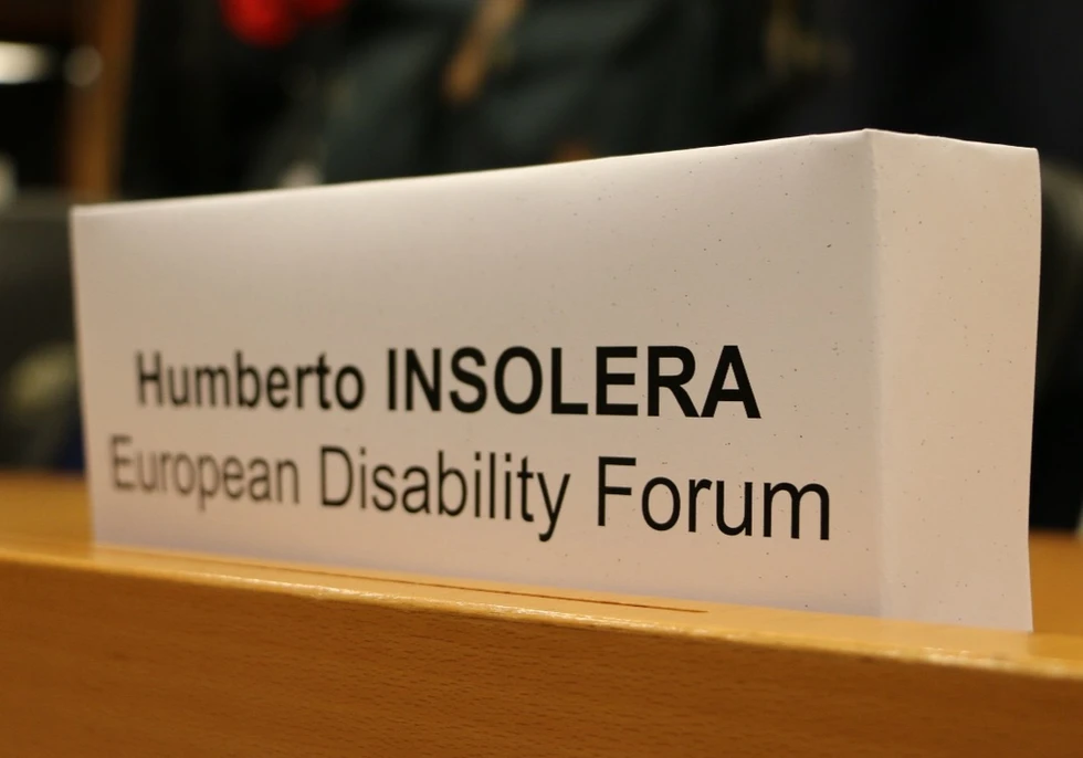 Pannello bianco con la scritta 'Humberto Insolera - European Disability Forum"