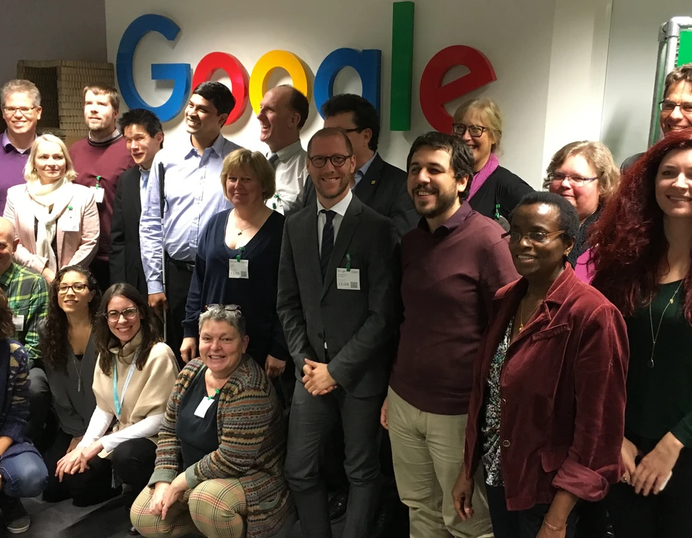 Humberto è in piedi al centro, circondato da una trentina di esperti in tecnologia dell'informazione e della comunicazione dell'EDF e ingegneri di Google. Alle sue spalle, è visibile un grande insegna con la scritta ‘Google'