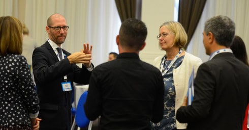 Humberto sta conversando con i rappresentanti dei ministeri dei paesi balcanici