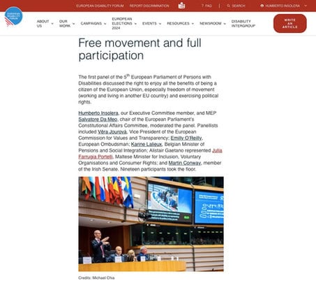 Pagina web dell'evento "Movimento libero e partecipazione totale", che presenta testo riguardante la discussione del Parlamento europeo sui diritti delle persone con disabilità, insieme a una piccola foto dell'evento.